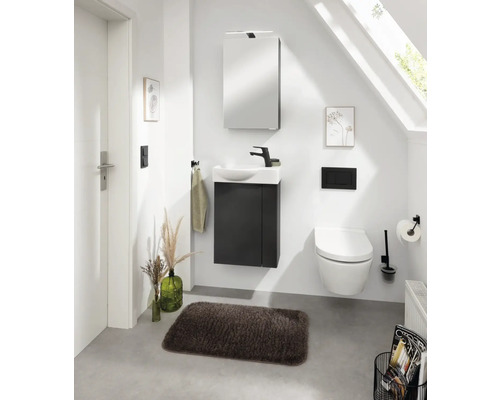 Salle de bain moderne avec lavabo, armoire de toilette et WC suspendu dans un design lumineux