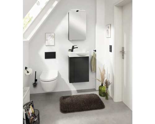 Modernes Badezimmer mit Waschbecken, Spiegelschrank und Toilette