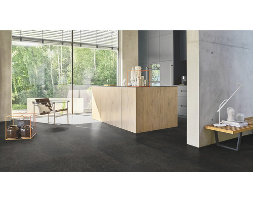 Heller, moderner Raum mit grosser Fensterfront, Kücheninsel und dunklem Bodenbelag