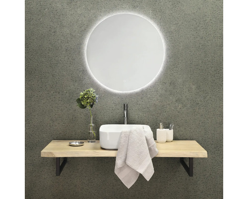 Modernes Badezimmer mit rundem Spiegel, Waschbecken und Holzablage