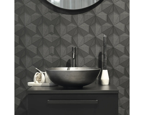 Modernes Badezimmer mit Waschbecken, Armatur und geometrischer Wand