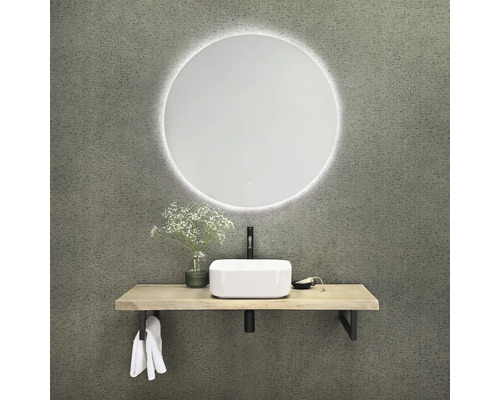 Salle de bains avec miroir rond, lavabo à poser et étagère en bois