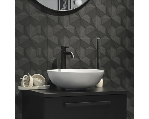 Salle de bains moderne avec carrelage mural géométrique, vasque à poser et meuble sous-vasque