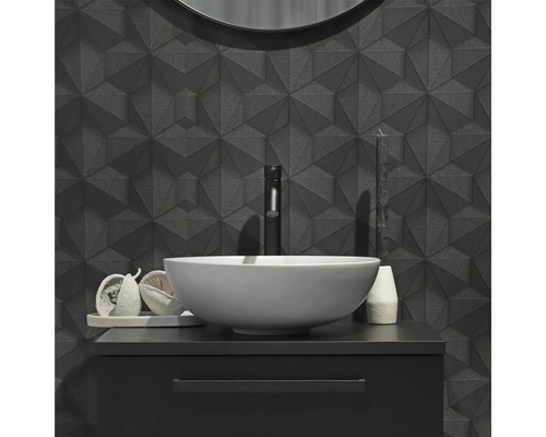 Salle de bains moderne avec lavabo, robinetterie et revêtement mural géométrique
