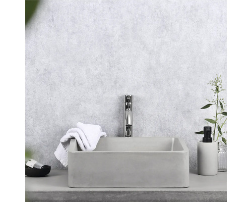 Vasque à poser dans une salle de bain avec robinet, serviette et distributeur de savon.