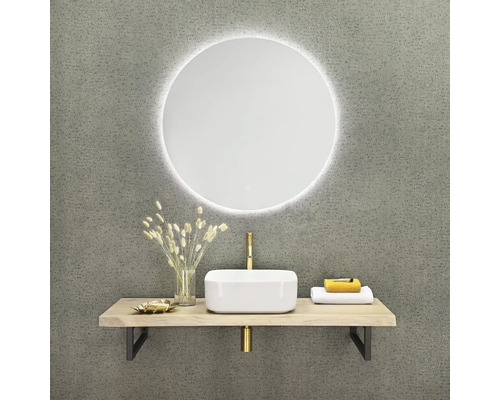 Salle de bain moderne avec miroir rond lumineux, lavabo et étagère en bois