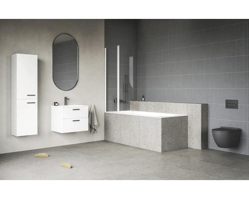 Badezimmer mit Badewanne, Waschtisch, Spiegelschrank und Toilette