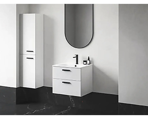 Badezimmer mit Hochschrank, Waschtischunterschrank, Waschbecken und Spiegel