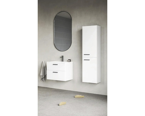 Badezimmer mit Waschbeckenunterschrank, Spiegelschrank und Spiegel