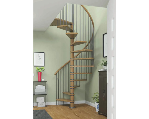 Holzwendeltreppe mit Metallgeländer in einem Wohnraum