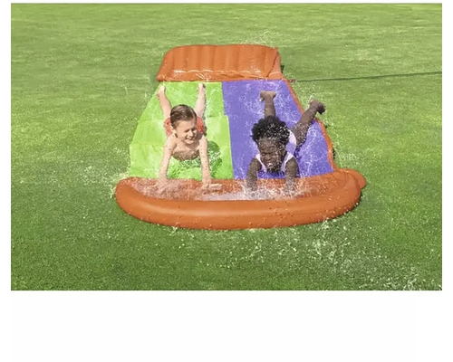 Wasserspielplatz mit zwei Kindern auf einer Wasserrutsche im Freien