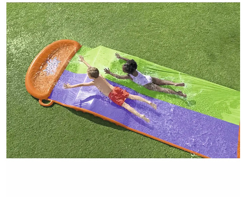 Wasserspielbahn mit zwei Kindern auf Rasen