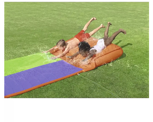 Drei Kinder rutschen auf einer dreispurigen Wasserrutsche im Garten.