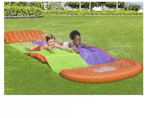 Zwei Kinder rutschen auf einer Wasserrutsche im Garten.