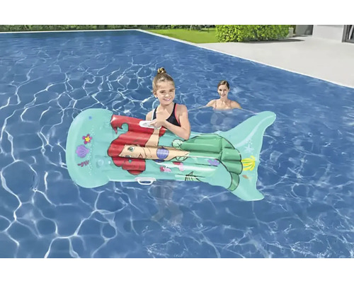 Enfant sur un matelas pneumatique avec motif de sirène dans la piscine