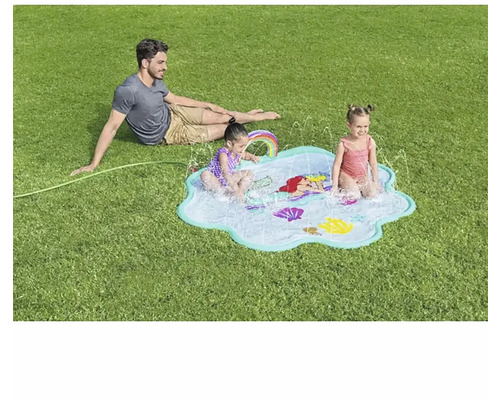 Szene im Freien mit einem Mann und zwei Kindern, die auf einer wasserspritzenden Planschmatte mit Meeresmotiven im Garten spielen
