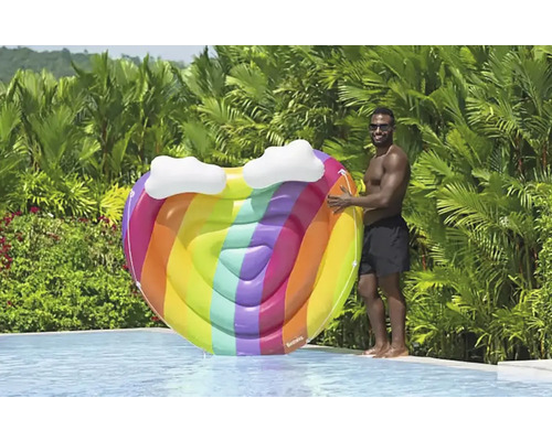 Îlot de piscine gonflable en forme de cœur aux couleurs de l''arc-en-ciel et applications nuages à côté d''une piscine