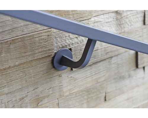 Geländer aus Metall an einer Holzwand