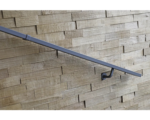 Wandhandlauf aus Metall vor einer Holzwand