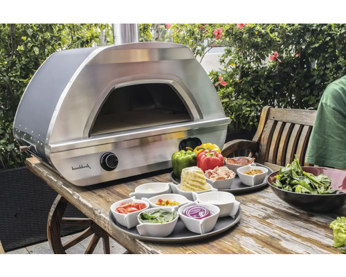 Buschbeck Pizzaofen mit Zutaten auf einem Tisch