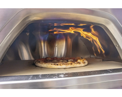 Pizzaofen mit Pizza und Flammen