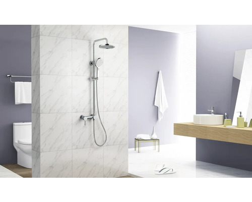 Badezimmer mit Duschgarnitur, Toilette und Waschtisch