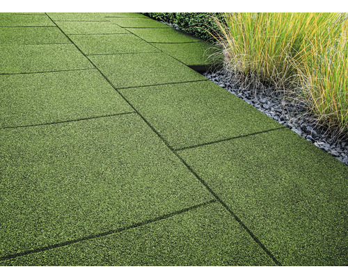 Pose de dalles de gazon synthétique à l''extérieur