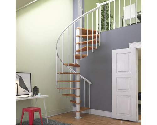 Raumszene mit einer Wendeltreppe aus Holz und Metall, die in eine obere Etage führt.