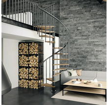 Salon avec escalier en colimaçon en bois et métal, étagère à bois de chauffage et canapé