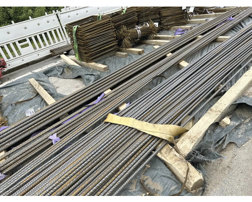 Bewehrungsstahl und Betonstahlmatten zur Verstärkung von Betonkonstruktionen.