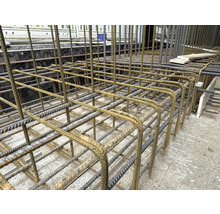 Detailaufnahme einer Bewehrungskonstruktion aus Stahl für den Betonbau