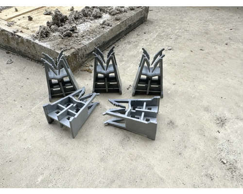 Fünf Schalungs Abstandshalter auf Betonboden