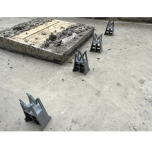 Betonfundament mit Abstandshaltern für den Bau