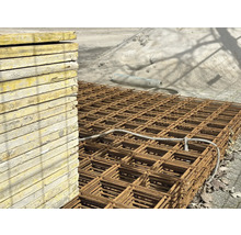 Stapel von Schaltafeln und Baustahlmatten für den Baubedarf