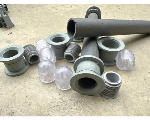 Verschiedene Rohrverbinder und Zubehörteile für Sanitärinstallationen.