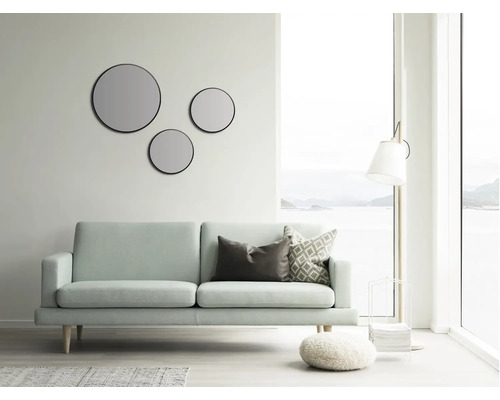 Salon avec canapé, lampadaire et miroirs ronds