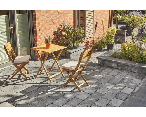 Terrasse en bois avec table de jardin et deux chaises avec coussins d''assise
