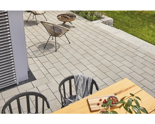 Extérieur avec terrasse en pierre, mobilier de jardin et décorations