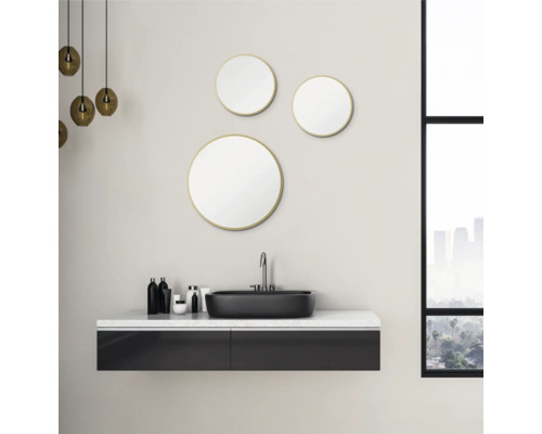 Salle de bain moderne avec meuble-lavabo, miroirs et décoration