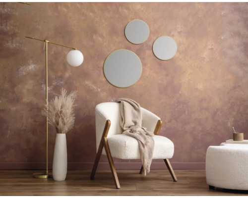 Scène de salon avec fauteuil, lampadaire et miroirs