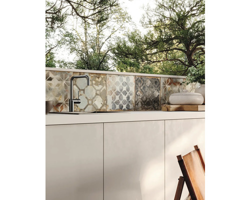 Cuisine extérieure avec évier, robinetterie et carreaux de mosaïque