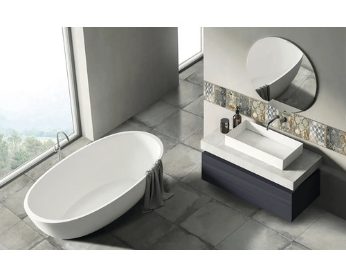 Salle de bains moderne avec baignoire îlot, lavabo et miroir