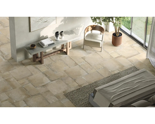 Pièce lumineuse avec carrelage au sol, banc et plante d''intérieur