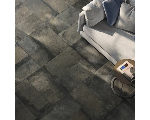 Boden mit rechteckigen Fliesen, Sofa und Beistelltisch