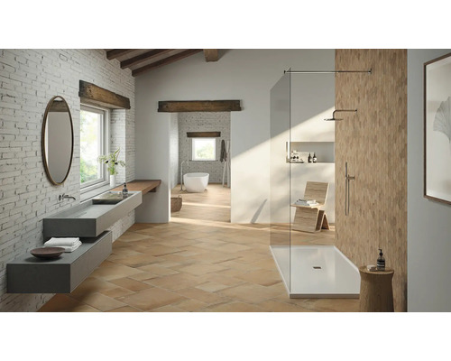 Salle de bains avec douche, lavabo, miroir et baignoire dans un design lumineux