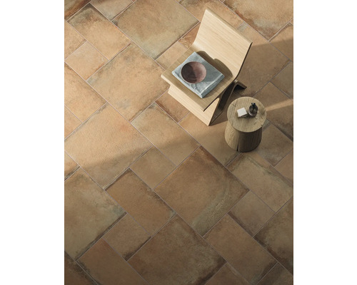 Vue du sol avec carrelage, chaise et table d''appoint