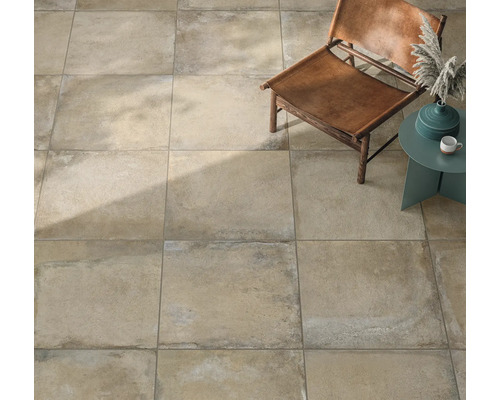 Vue du sol avec des carreaux beige, une chaise et une table d''appoint