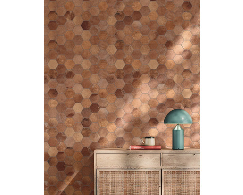 Wandgestaltung mit sechseckigen Fliesen in verschiedenen Erdtönen über einer Kommode