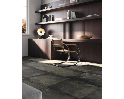 Arbeitszimmer mit Schreibtisch, Stuhl und dunklem Fliesenboden