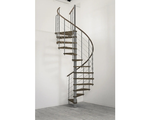 Escalier en colimaçon avec marches en bois et rambarde en métal dans une pièce